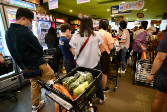 大批市民到超市搶購，食品貨架被搶清空。