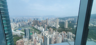 廳堂對正跑馬地馬場， 遠眺維港煙花海景。