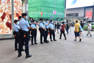 朗豪坊對出也有大批警員戒備。徐裕民攝