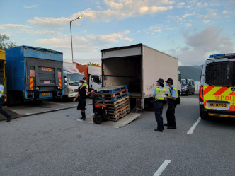 警方在香港多處設置路障查車，嚴打走私。