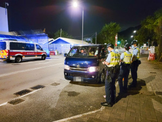 警方在香港多處設置路障查車，嚴打走私。