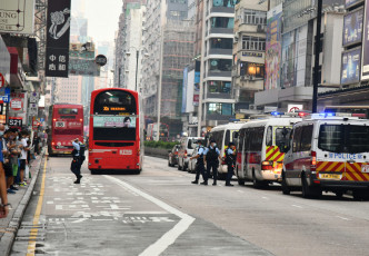 多輛警車停泊在彌敦道快線。徐裕民攝