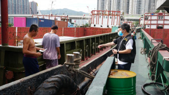 葵青警區刑事部探員在藍巴勒海峽公眾貨物裝卸區進行反走私行動。