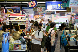 大批市民到超市搶購，食品貨架被搶清空。