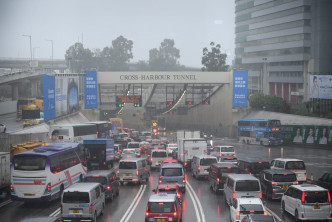 大雨下交通擠塞。