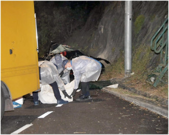 仵工將死者遺體工送往殮房。