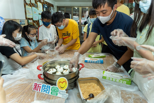 20名青少年一同探索大澳社區，並與當地居民製作大澳特產鹹蛋黃、茶粿。