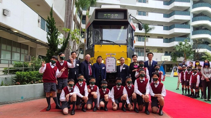 英华书院及小学接收两节港铁退役列车车头。运输及物流局facebook图片