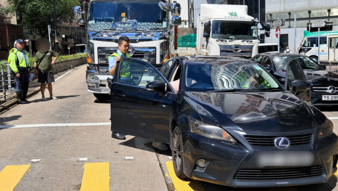 貨車撞私家車，揭泥頭車司機涉停牌期間駕駛。林思明攝