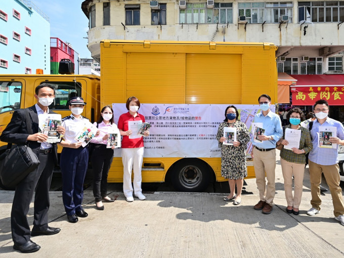 食環署聯同多個部門人員，向店舖宣傳勿將貨物擺放在公眾道路上。政府新聞處圖片