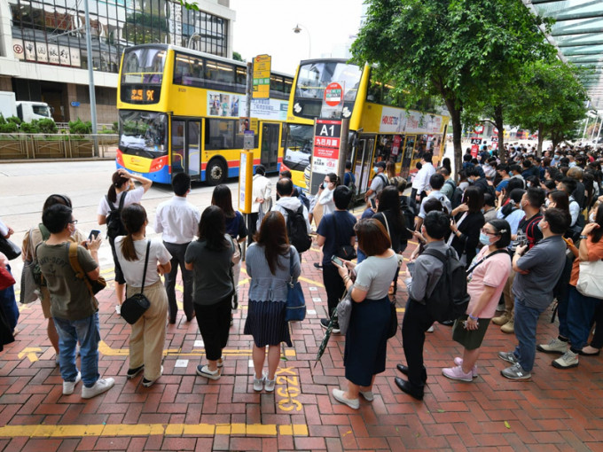 圓規襲港下金鐘收工情況。