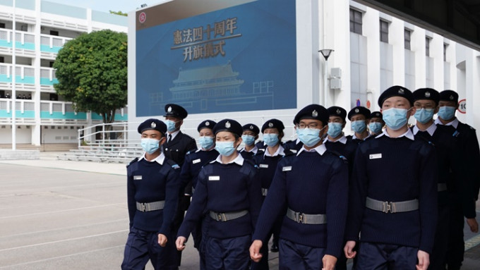 入境事務處青少年領袖團接受三日兩夜特訓團，為周日憲法四十周年升旗禮進行升旗及步操特訓。