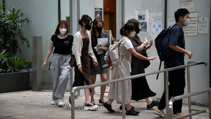 家屬認屍後黯然離開殮房。楊偉亨攝