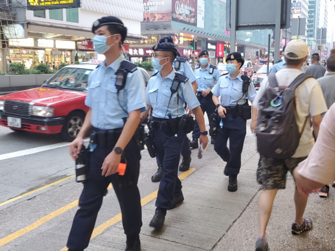 警方在旺角市面高姿態巡邏。徐裕民攝