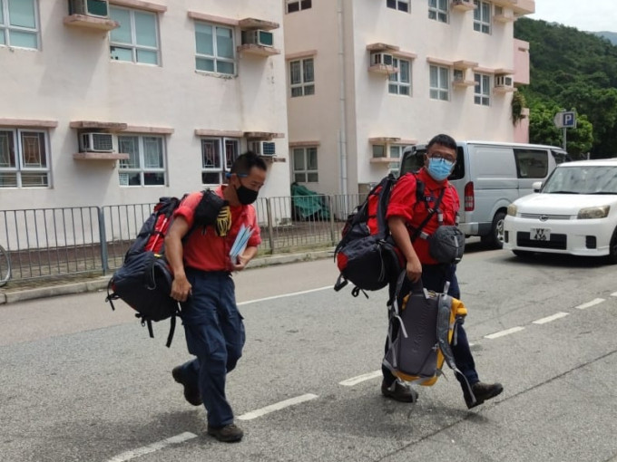 警方、消防及民安队今早到现场一带搜索。梁国峰摄