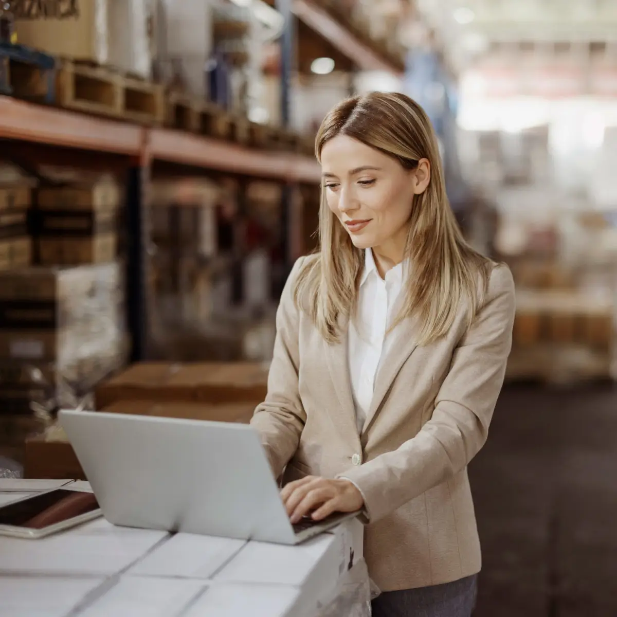 Ein Mitarbeiter, der an einem Computer in einem Lager arbeitet, verwendet Docusign für die Beschaffung