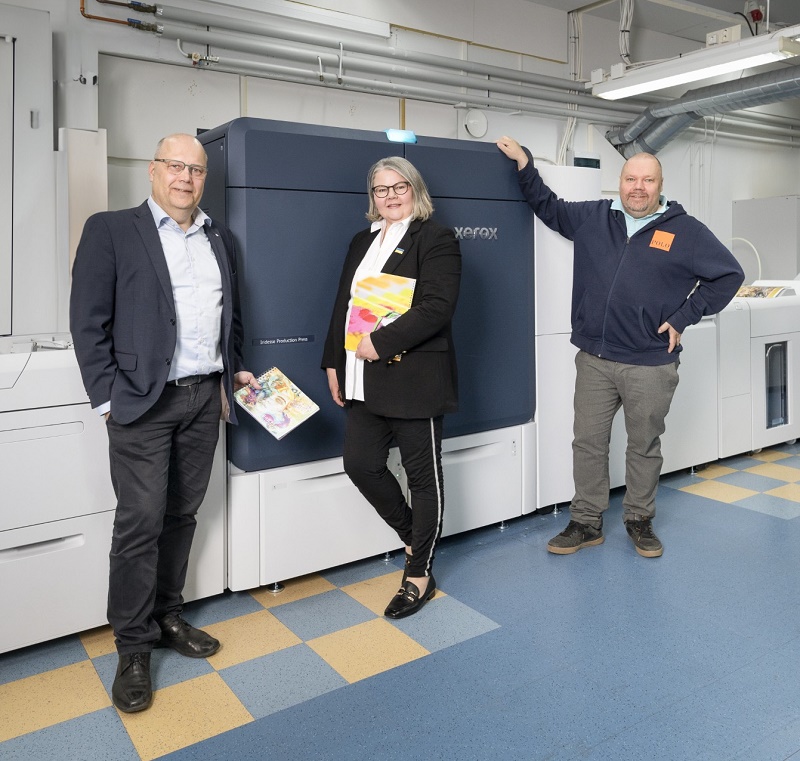 Owners of Tuovinen with their Xerox Iridesse Production Press