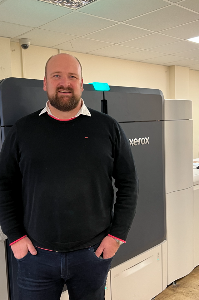 Full body shot Herbert Walkers in front of a digital press