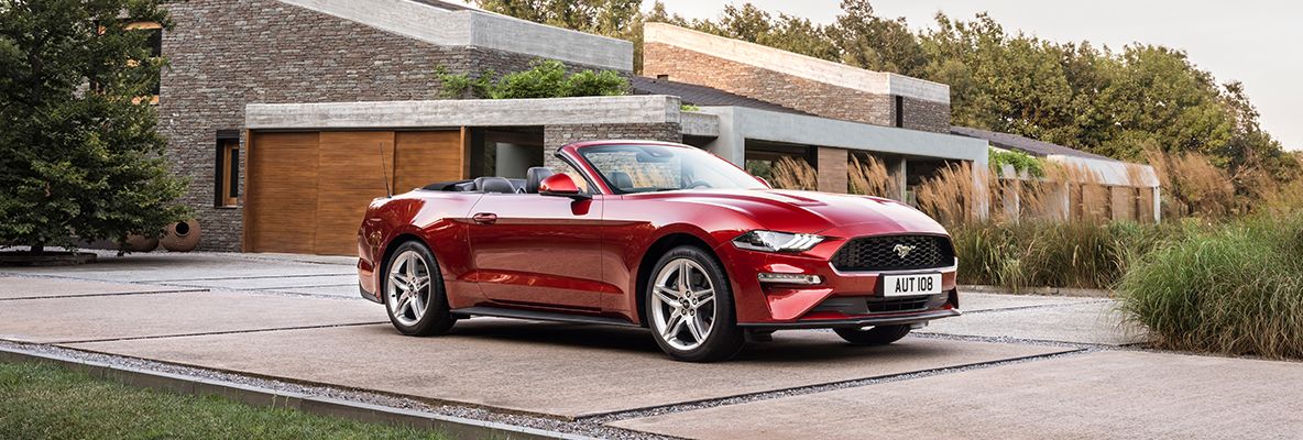 Ford Mustang Cabrio vor einem Haus