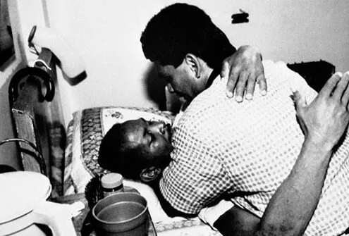 Roberto Duran visits dying De Jesus 1989.