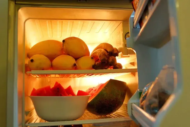 Stores mangos in a cool, dark place or in the fridge after you cut them. 