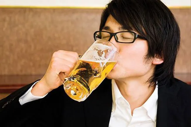 Heavy chronic drinking increases the risk of chronic kidney disease. 