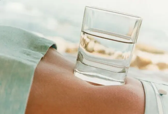 Drinking cool water speeds up metabolism and has healthy weight loss benefits. 