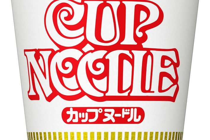 カップヌードルのパッケージ。大きな文字で「CUP NOODLE」と印刷されています。