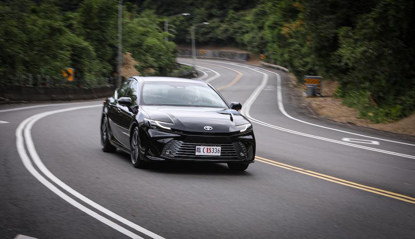 更強動力更省油耗   後座配備媲美老闆用車！Toyota Camry 大改款油電旗艦試駕