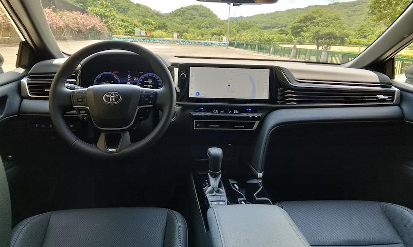 Toyota Camry 大改款 2.5 油電旗艦內裝，以深色為主軸。