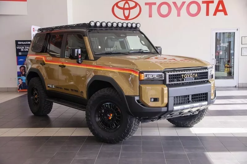 獲得 SEMA Pro Cup Challenge 大獎的 Toyota Land Cruiser 250 改裝版進駐展間銷售。 