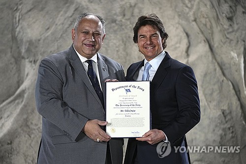 미 해군 수장에게서 공로상 받은 톰 크루즈 