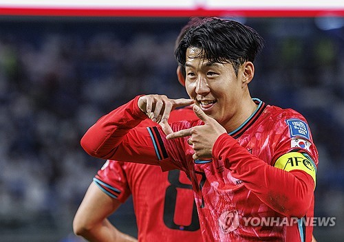 Son Heung-min marque sur un corner direct contre Manchester United