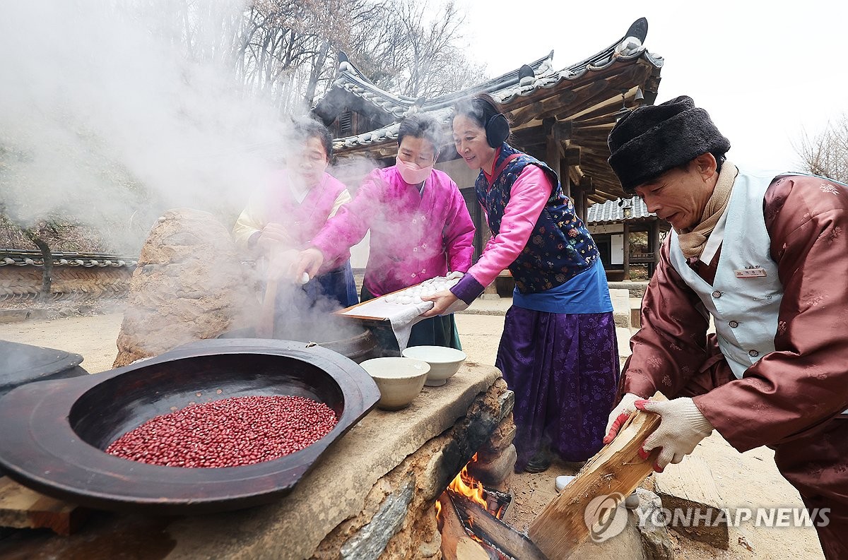 "팥죽 드세요"…동지 앞두고 팥죽 만들기 