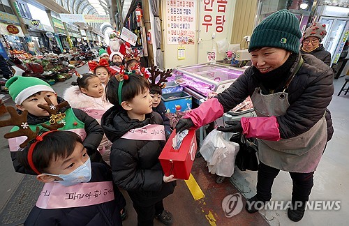 '메리 크리스마스'…성금 모금나선 어린이들