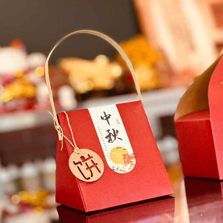 Mooncake Gift box 2 pieces 150g (lotus paste egg yolk + red bean)