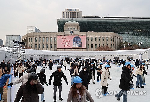 ソウル市庁前のスケート場オープン