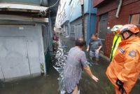 Busan alley flooded after heavy rain