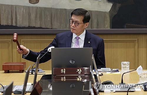 Bank of Korea Gov. Rhee Chang-yong bangs the gavel to open a Monetary Policy Committee meeting at the central bank in Seoul on Oct. 11, 2024. The meeting decided to cut the key rate by 25 basis points to 3.25 percent. (Pool photo) (Yonhap)