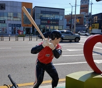 김성한 전 프로야구 선수 조형물 훼손…10대 취객 소행