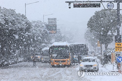 중부지방·전북동부 강하고 많은 눈…"교통안전 유의"