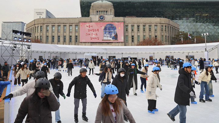 "야호, 겨울이다!"…서울광장 스케이트장 개장