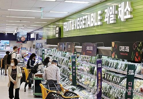 Customers shop at a major discount chain store in Seoul on Oct. 2, 2024. (Yonhap) 