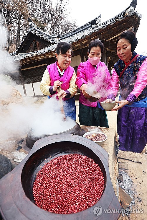 동지 앞두고 팥죽 쑤기 시연