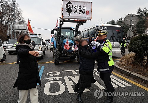 '尹구속 촉구 트랙터 상경' 농민들, 남태령서 경찰에 막혀