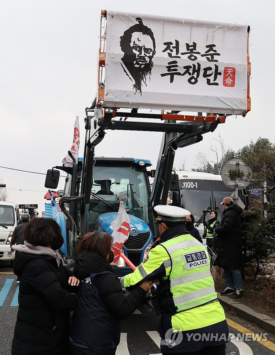 경찰과 마찰 빚는 '트랙터 상경' 농민들