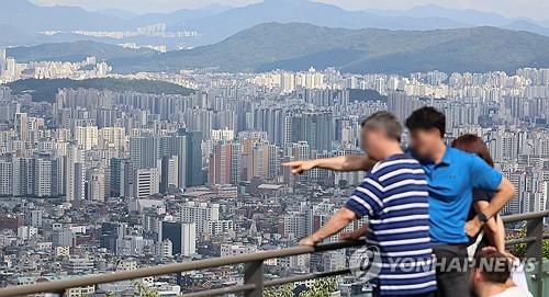 People observe the cityscape from Mount Nam in central Seoul on Sept. 25, 2024. (Yonhap)