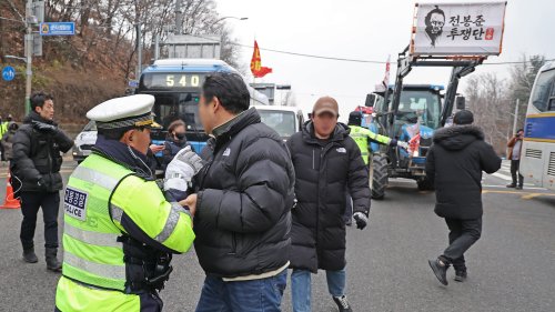 >남태령에서 막힌 '尹구속 촉구 트랙터 상경' 농민들