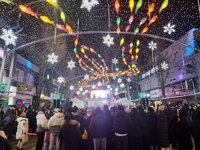 Festival de Hwacheon 2025 : des lanternes et sculptures de glace installées pour les fêtes