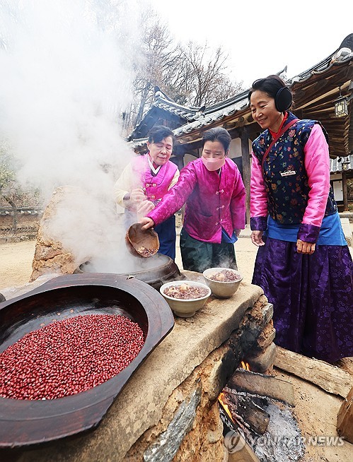 동지 팥죽 쑤는 풍경